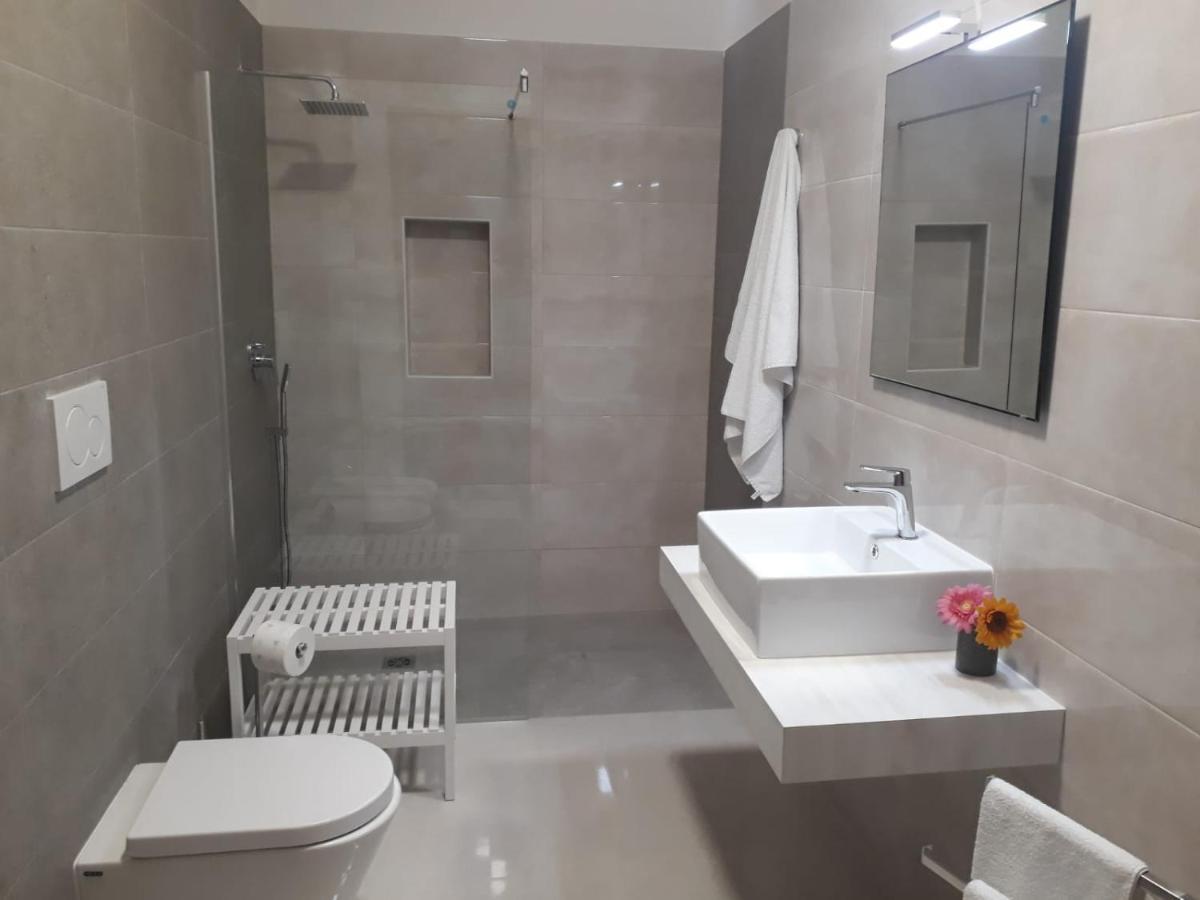 Family Friendly House Apartment Лече Екстериор снимка